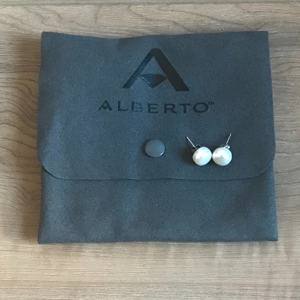 Alberto Collections White Pearl Earrings!! Brand New!!